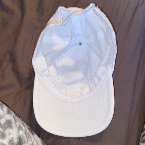 White cap - Picture 3 of 3